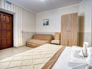 Гостиница Атрий Симеиз Классический трехместный номер-13